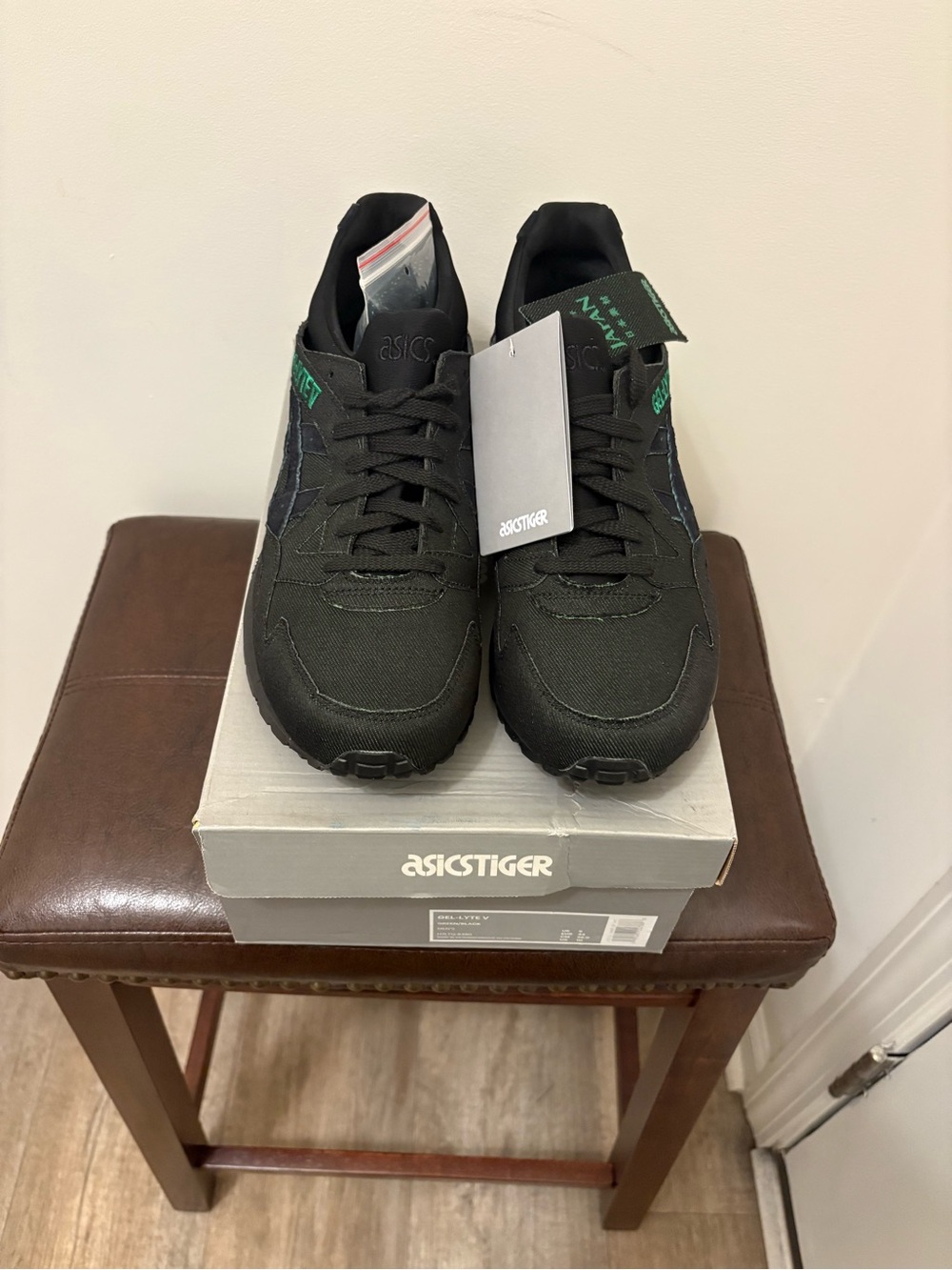 ASICS Gel LyteTIGER Men US size 9 Black & Green Runner Sneakers
